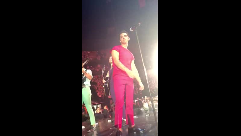 The moment @nickjonas saw my sign that said nick thank you for inspiring