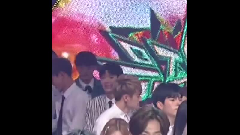 Wonho literally lifted changkyun so he can be seen on the screen too