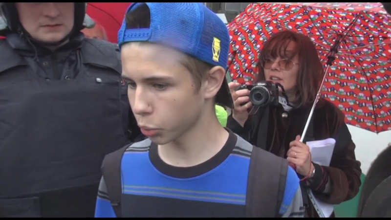 Парень молодые сбежал от омона юный борец с коррупцией russian teenager runs away from police