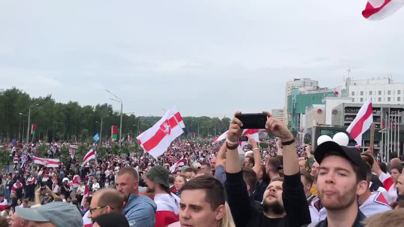 Протестующие в минске подошли к резиденции президента, но силовики перекрыли им путь