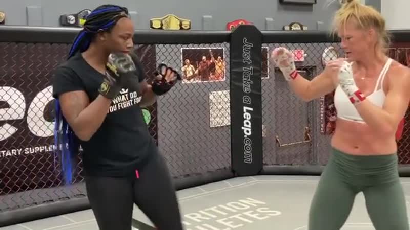 Холли холм и кларесса шилдс на тренирое в jw