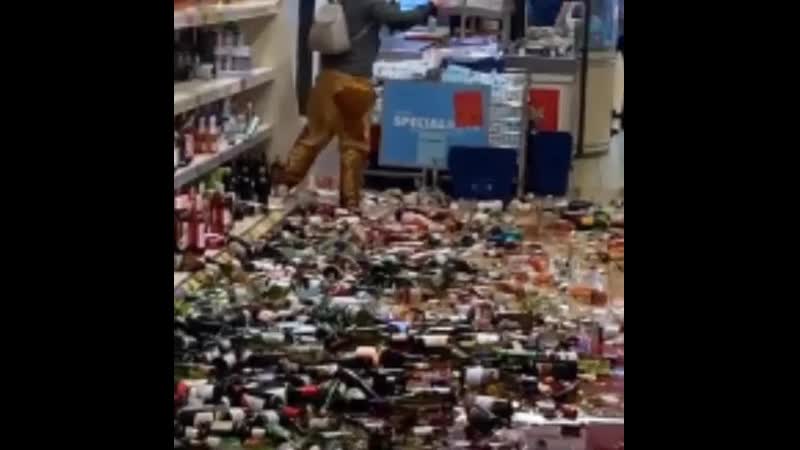 Безумная девушка зашла в магазин и принялась крушить стеллаж с алкоголем