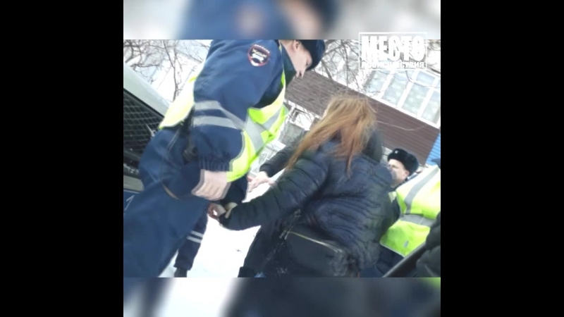 После «вписки» на московской девушки отпинали полицейских