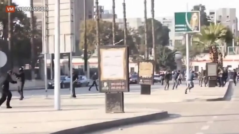 Египетский студент кидает коктейл молотова в полицейского