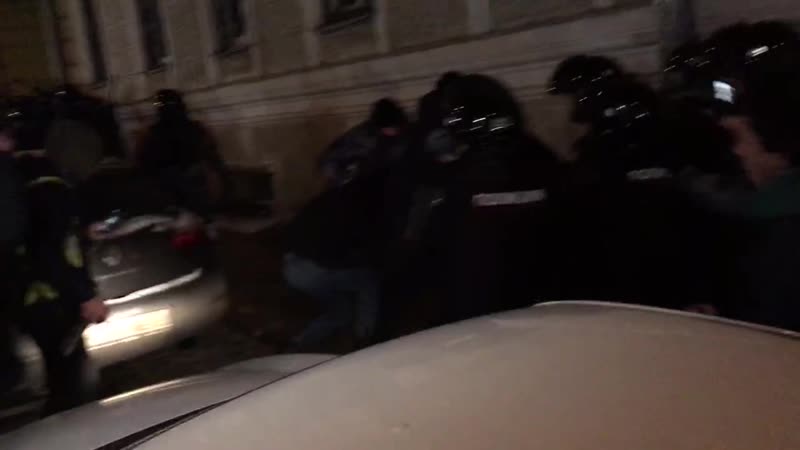 Омон избивает протестующих в москве