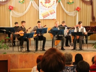 Ансамбль студентов мкик «гармония» исполняет сочинское попурри