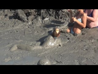 Ксюха прыгает в вулкан (грязевой) ksiukha jumps into the volcano (mud)