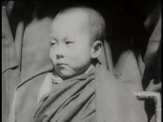 Jonge dalai lama met familie in lhasa, 1939