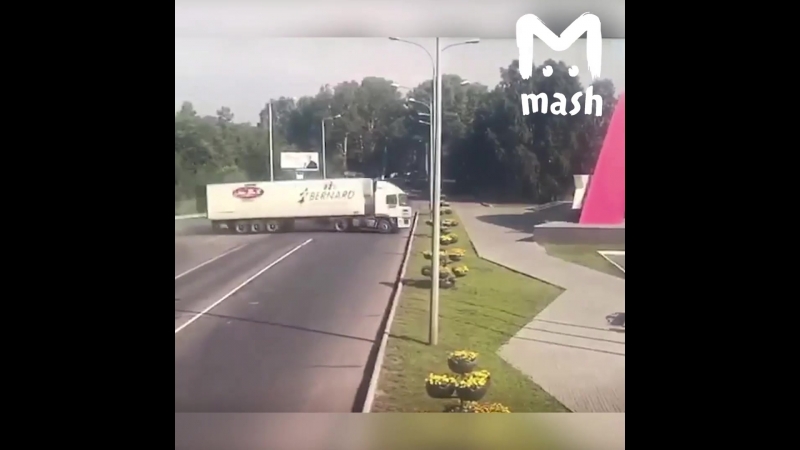 В новокузнецке фура, груженная водкой, протаранила стелу