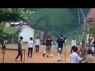 170823 #siwon was playing football with secondary students in kontum,vietnam cre hyukie lee