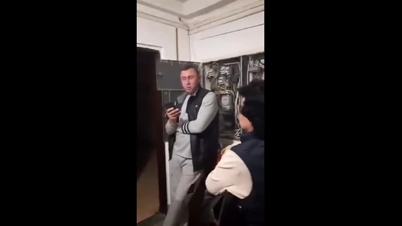 К мужику пришли из жкх и отключили электричество за неуплату