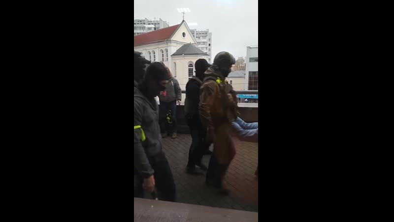 Каратели жестоко задержали мужчину с загипсованной рукой