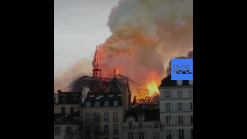 Видео l момент падения шпиля собора парижской богоматери