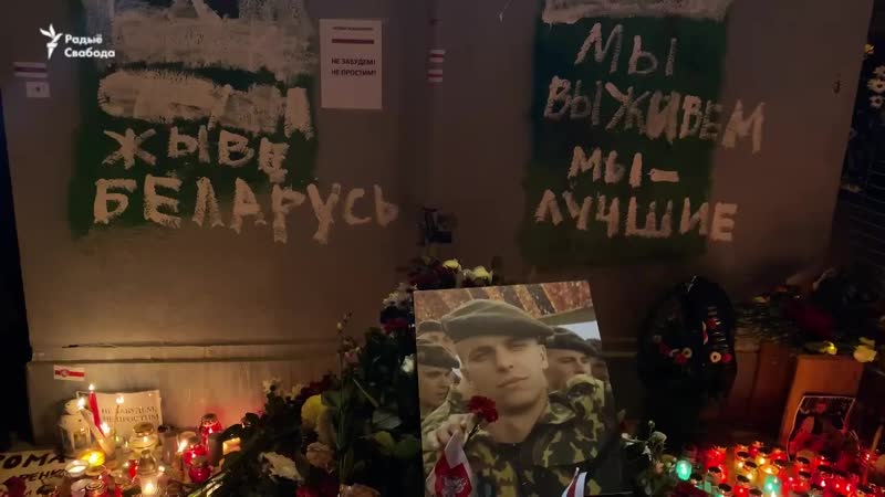 Людзі працягваюць ісьці побач зь месцам затрыманьня рамана горы кветак і зьнічкі