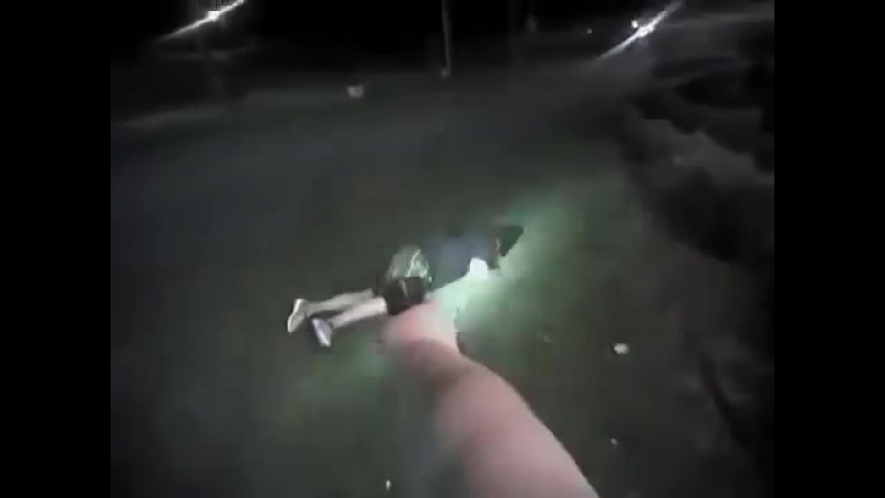 Американские копы всадили 10 пуль в мужика, укравшего бутылку и доставшего пневматический пистолетs