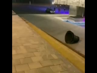 Молодые швыряют упавший колокол