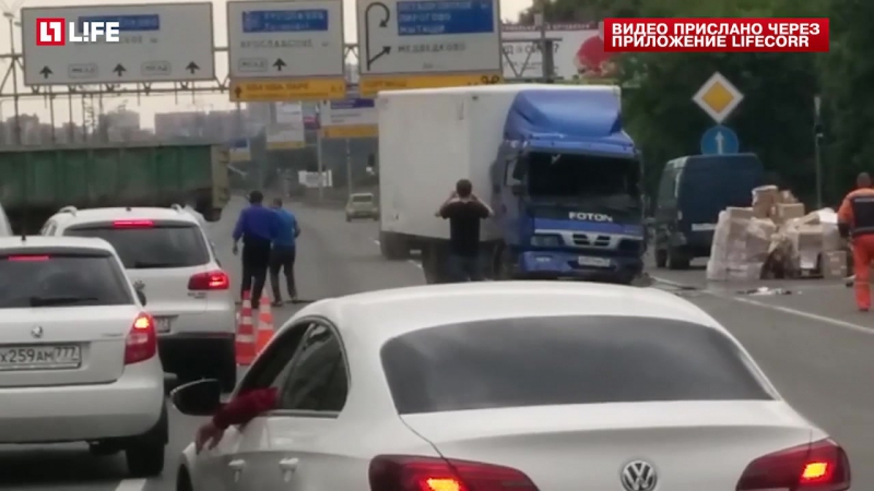 Перевернувшийся грузовик заблокировал движение на мкад