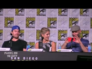 Arrow cast perform at comic con stephen amell, emily bett rickards, willa holland, john barrowman