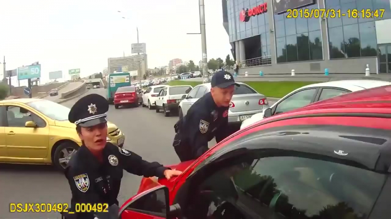Наезд porn video – Задержанная полицией блондина, совершившая наезд на полицейского, оказалась женой милиционера!