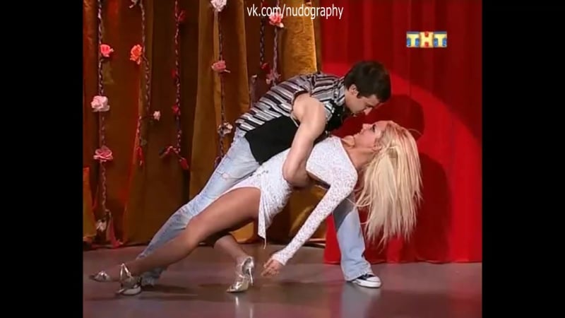 Сексуальный танец на сцене от дарьи сагаловой в сериале "счастливы вместе" (2009) сезон 4