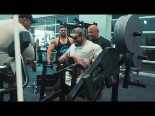 Hunter labrada trains back