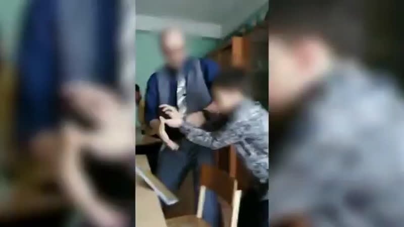 Учитель одной из тульских школ пытался забрать у ребенка мобильник