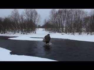 Бабушка вброд переходит реку зимой (2018)