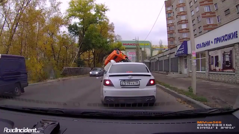 Бетономешалка провалилась в преисподнюю © видеожесть