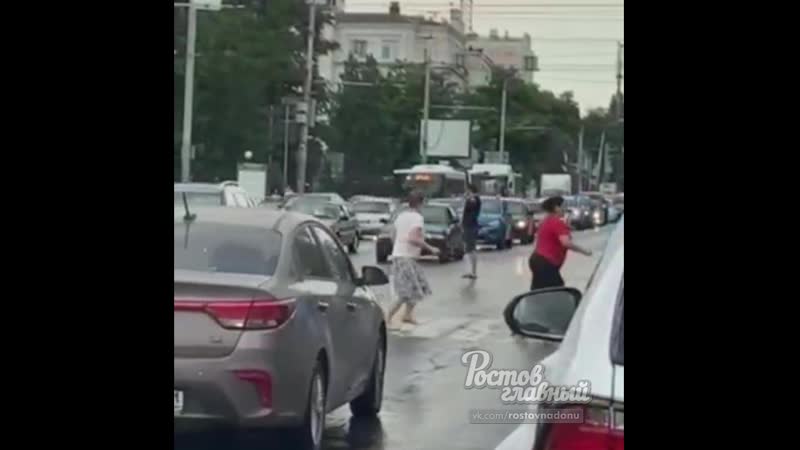 Прохожий регулировал движение на будённовском красноармейской 29 6 2020 ростов на дону главный