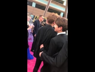 Thechainsmokers & bts hanging out on the magenta carpet at the bbmas