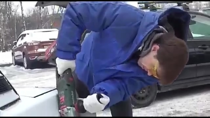 Мужик отпелил угол жигулей что бы припарковаться