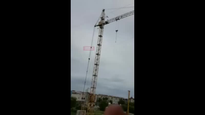 В копейске молодые решили поиграть на башенном кране