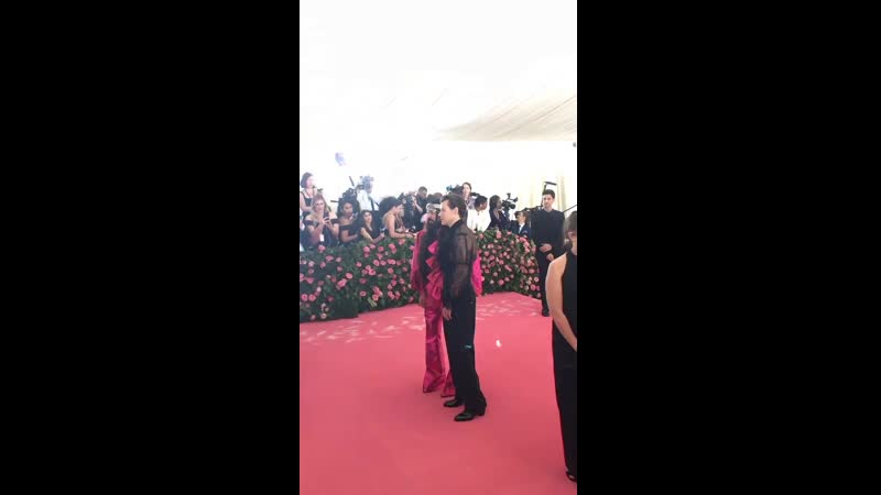 Гарри стайлс и алессандро микеле на розовой дорожке met gala, 06/05