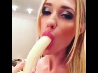 Красивая тёла сосет банан после тренирои )