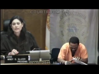 Судья и подсудимый учились вместе, она его узнала решила по дружбе его отпустить