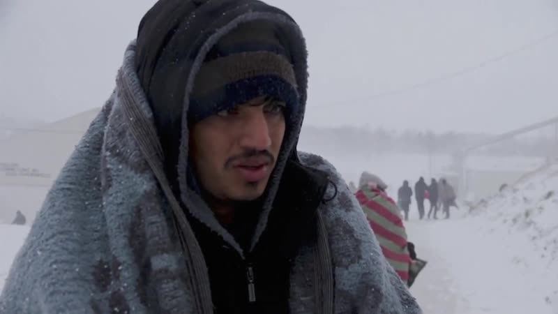 В боснии и герцеговине сотни мигрантов с ближнего востока замерзают в сожженном ими же лагере