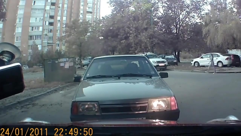 Битой porn video – Автохам с битой и ножом, я бы переехал его а потом разбирался кто прав! (огого видео)
