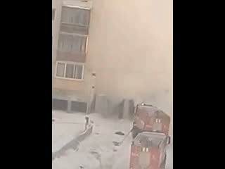 Пожарного откинуло взрывом при тушении гаража