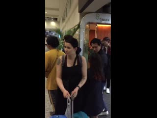 As soon as they exit the longue, yunho wrap his arm around hyukjae he doesn’t even spare a