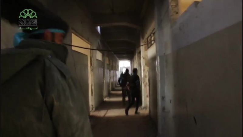 Экскурсия по зданиям, захваченным лисой в департаменте транспортных средств в городе хараста