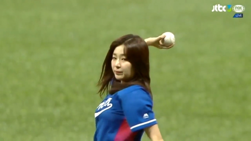 170309 seulgi &amp; irene (red velvet) @ 2017 wbc korea vs taiwan game