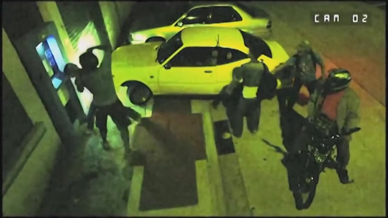 Девушка не выдержала и хотела помочь парню, но её застрелили