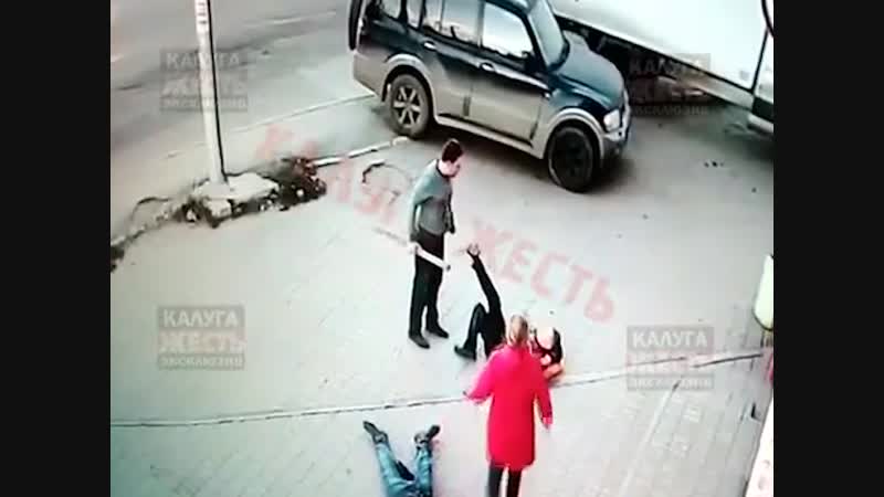 Мужик с брусом вырубил 2 парней