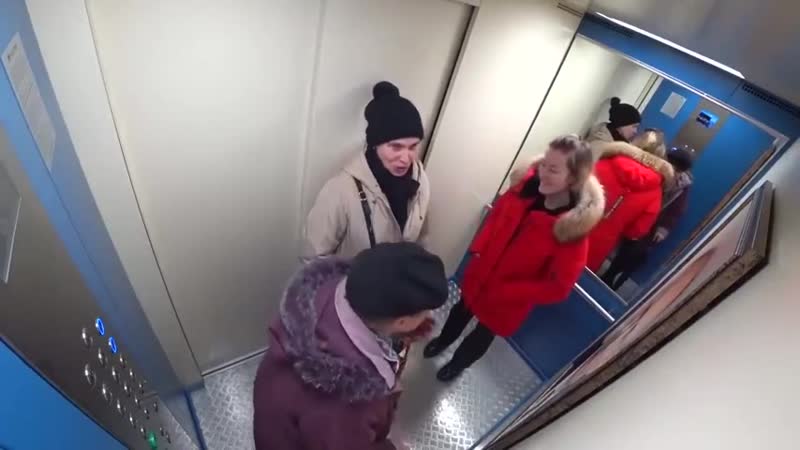 Скрытая камера! в санкт петербурге провели эксперимент повесили портрет царя пвв прямо в лифте!