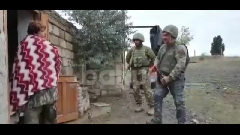 Азербайджанские солдаты в освобожденном селе встретили, проживающую там и не покинувшую свой дом, армянку