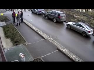 Дворник смог объяснить как выносить мусор