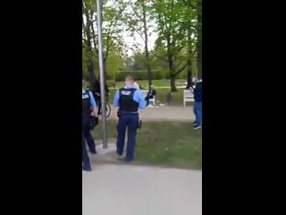 Polizei verbrecher in dresden!👆 menschen in dresden zeigen wie es geht 👏