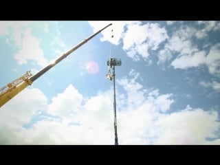 Чувак прыгнул без страхои с крана (огого видео)