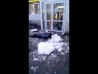 Томск глыба льда молодые женщину