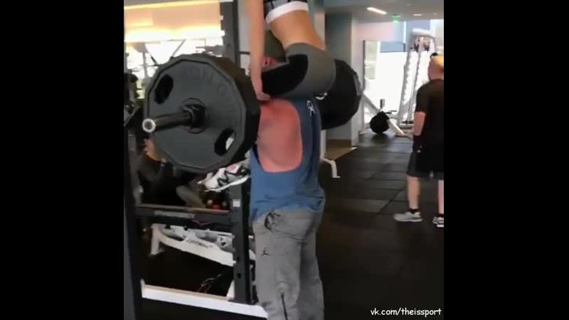 Приседания со штангой + девушка на плечах